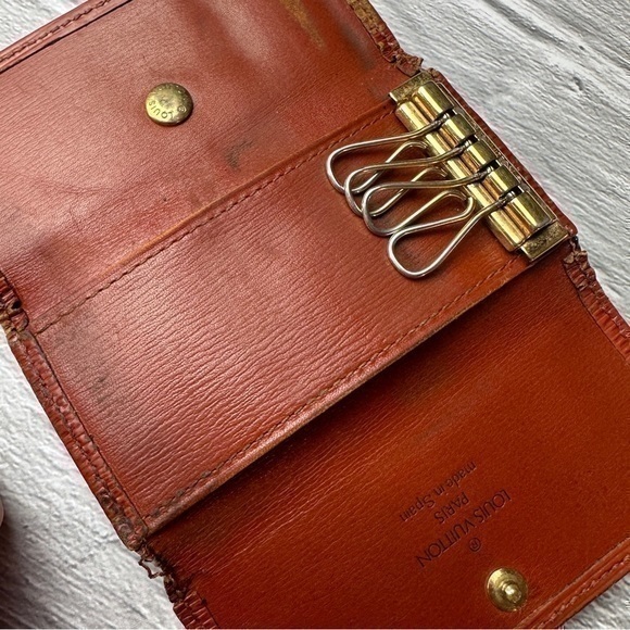 Louis Vuitton Epi leather 4 Ring Key Case. Brown. - Picture 4 of 15